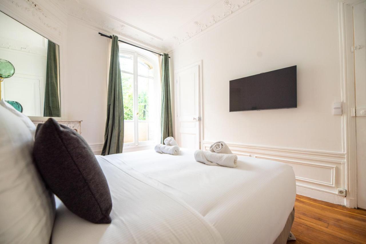 Mbm - Eiffel Tower View